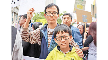 宗氏父子冒雨上街，要求保留SHSAT。