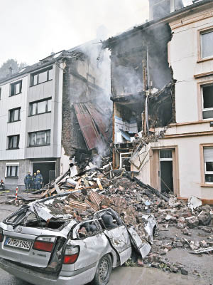 爆炸的民房損毀嚴重，並炸出一個大洞。（美聯社圖片）