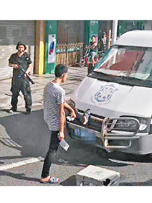 男子持菜刀截停解款車。（互聯網圖片）