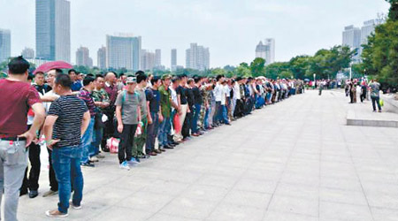 老兵為爭取待遇，近日到鎮江市政府總部抗議。（互聯網圖片）