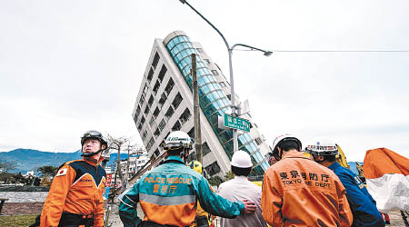 日本曾派救援人員到花蓮協助搜救災民。