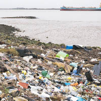 不少沙灘都堆積了大批塑膠垃圾。