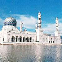 亞庇水上清真寺為旅遊熱點。（互聯網圖片）