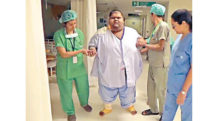賈殷（左二）接受胃繞道手術後清減不少。（互聯網圖片）