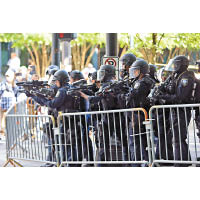 面對俄勒岡示威衝突，大批持槍警員嚴陣以待。（美聯社圖片）