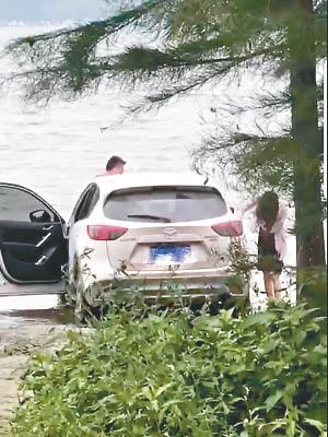 李男與女友在洱海邊洗車。（互聯網圖片）