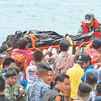 救援員把一具乘客遺體抬上岸。