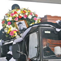 沙瑪的遺體運往機場。（美聯社圖片）