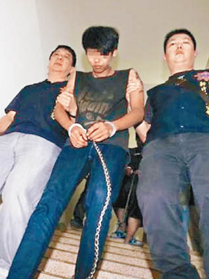 警方拘捕涉殺人的駱男（中）。（中時電子報圖片／互聯網）
