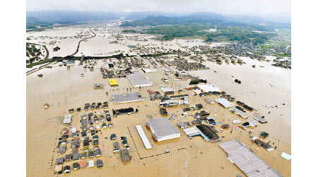 大批建築物被洪水淹浸。（美聯社圖片）