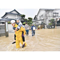 救援人員協助受困居民疏散。