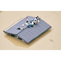 岡山<br>有民眾被洪水圍困，爬到屋頂待救。