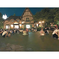 東京<br>地震後迪士尼的遊客在空曠地方暫避。（互聯網圖片）