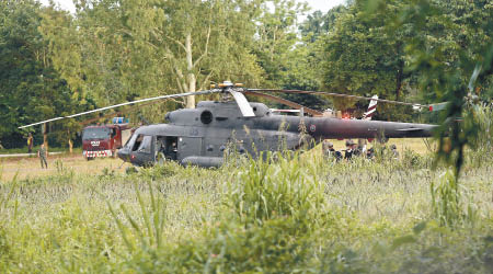 軍方派出直升機運送少年往醫院。（美聯社圖片）