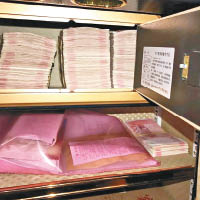 中山警方在單位搜出大批現金。