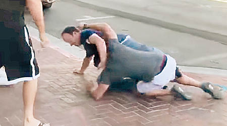 林南與一名白人男子在地上扭打。