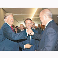 特朗普（左）與土耳其總統埃爾多安握手。（美聯社圖片）