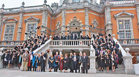 在英國申請入讀大學的本土生以女性佔多數。