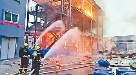 化工廠燒剩鋼筋，消防員開喉灌救。（中新社圖片）
