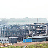 發生爆炸和大火的工廠損毀嚴重。（中新社圖片）