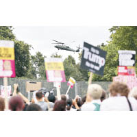 美國總統直升機飛抵美國駐英大使的官邸，民眾在外示威抗議。（美聯社圖片）
