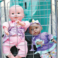 示威者把嬰兒洋娃娃放入購物車中。