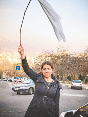 沙賈扎德用木棍揚起頭巾揮舞抗議。（互聯網圖片）