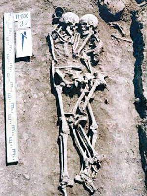 烏克蘭發現兩副擁在一起的古骸骨。（互聯網圖片）
