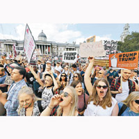 大批民眾於倫敦特拉法加廣場示威抗議特朗普到訪。