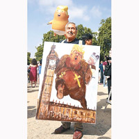 有示威者身上掛有戲謔特朗普的畫作。