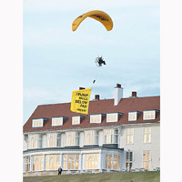 綠色和平成員乘降落傘飛越特朗普下榻酒店上空。