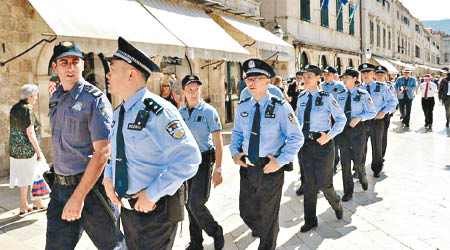 六名中國公安與克羅地亞警員在杜布羅夫尼克展開聯合巡邏。（互聯網圖片）