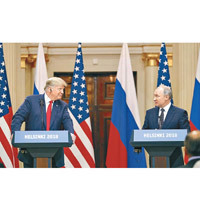 特朗普（左）與普京（右）會面後舉行記者會。（美聯社圖片）