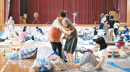 災民暫住的避難中心被批評沒有私隱空間。