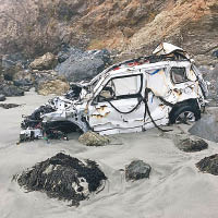 失事車輛墮崖，嚴重損毀。（互聯網圖片）