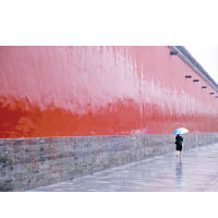 北京連日降暴雨，遊客赴故宮遊覽的興致不減。（中新社圖片）