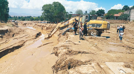 甘肅東鄉縣接連爆發山泥傾瀉及洪災。（中新社圖片）
