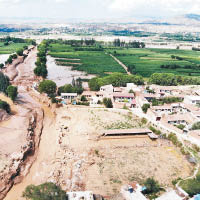 受暴雨侵襲，多處民居被山洪沖毀。（中新社圖片）