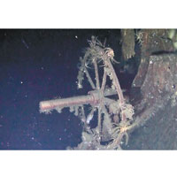 頓斯科伊號船身嚴重受損，但甲板大致完好。