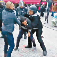 戴上頭盔的貝納拉（右）被拍下暴力對待示威者。（美聯社圖片）