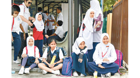 馬來西亞中小學生現時穿着全白鞋上課。