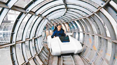 四川西南交通大學搭建超級高鐵的環形實驗線平台。