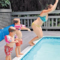 卡薩諾瓦示範跳水。（互聯網圖片）