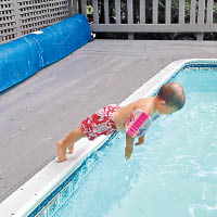 男童跳水時的模樣十分滑稽。（互聯網圖片）