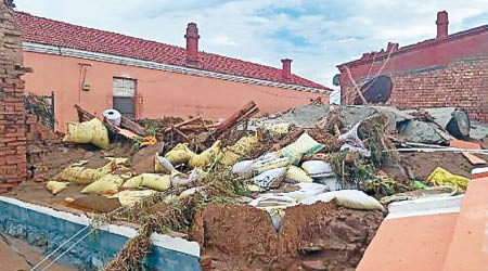 有房屋被洪水沖毀，現場一片泥濘。（互聯網圖片）