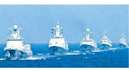 大批解放軍海軍戰艦近日通過台海。（互聯網圖片）