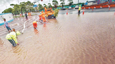 上海市內多處出現水浸。（互聯網圖片）