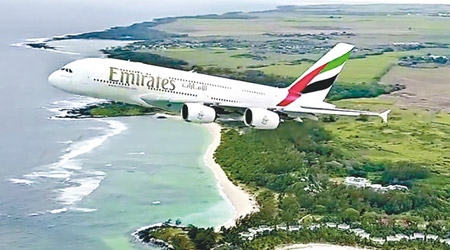 航拍機近距離拍攝正在爬升的A380客機。（互聯網圖片）