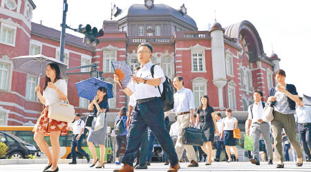 東京上班族冒着烈日前進。