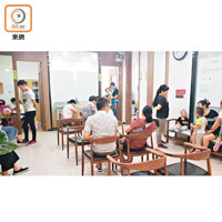 深圳黃貝嶺社康中心有家長帶子女接種疫苗。（黃少君攝）